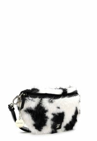 Borsa a tracolla in pelliccia sintetica bianca e nera con chiusura a zip, dettagli in pelle nera e un'etichetta rotonda in metallo con la scritta "SURFREY."