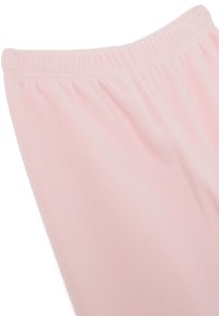 Pantalones de forro polar rosa suave con cintura elástica, mostrados en plano con enfoque en la parte superior y costura visible.