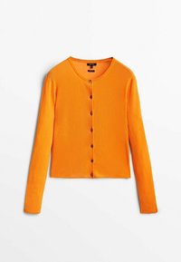 Gerippte orangefarbene Strickjacke mit rundem Ausschnitt, langen Ärmeln und sechs dunkelbraunen Knöpfen vorne. Design in verkürzter Länge.