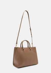 Braune Lederhandtasche mit zwei oberen Griffen und einem abnehmbaren Schultergurt, ausgestattet mit goldfarbener Hardware und einem strukturierten Design.