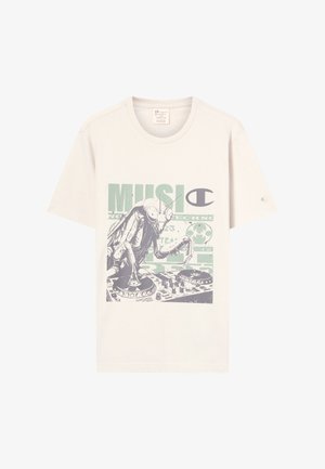 T-shirt beige con grafiche di una mantide religiosa DJ che suona dischi su un mixer, con la parola "MUSICA" e il logo Champion.