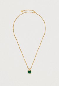 Κολιέ με αλυσίδα σε χρυσό τόνο που διαθέτει τετράγωνο μενταγιόν από μαλαχίτη με χαρακτηριστικές πράσινες ρίγες και μικρό κούμπωμα σε σχήμα αστακού.