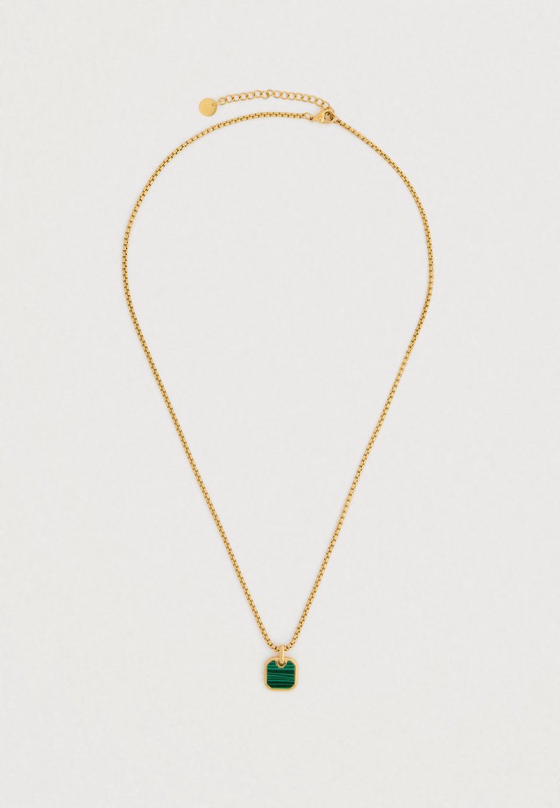Κολιέ με αλυσίδα σε χρυσό τόνο που διαθέτει τετράγωνο μενταγιόν από μαλαχίτη με χαρακτηριστικές πράσινες ρίγες και μικρό κούμπωμα σε σχήμα αστακού.