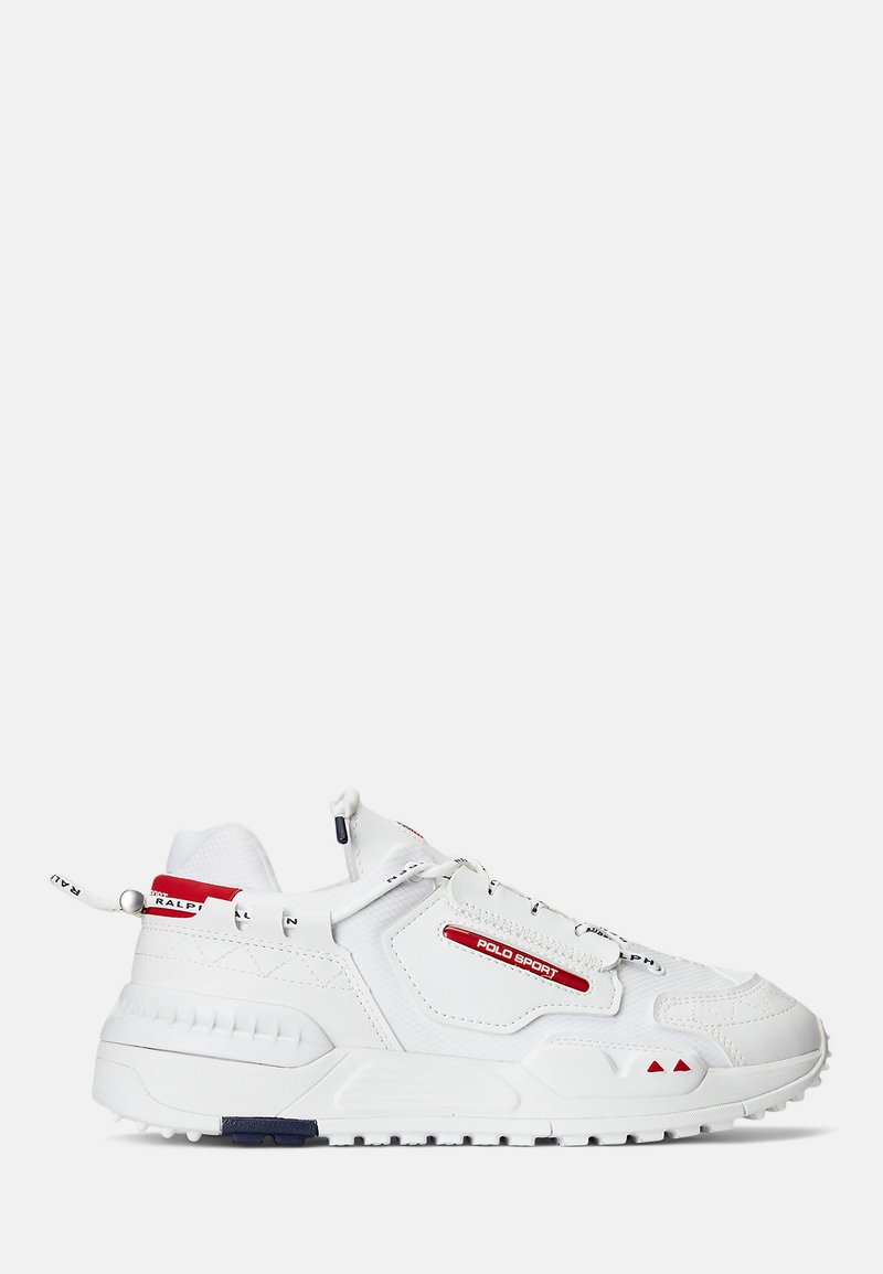 Adidași albi sport cu materiale din plasă și sintetice, prezentând accente roșii și albastre, talpă texturată și etichetă de marcă pe călcâi.