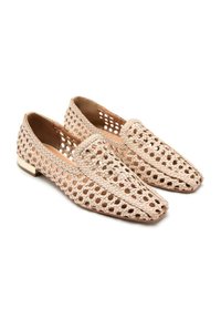 Mocassini intrecciati di un leggero color beige chiaro con punta quadrata e tacco basso accentuato da dettagli metallici. Presentano un design aperto con ritagli sulla parte superiore.