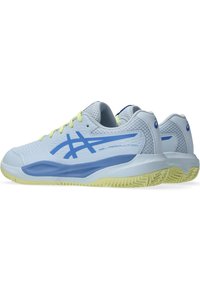 Helle blaue Tennisschuhe mit blauen Akzenten, Obermaterial aus Netzgewebe, strukturiertes Profil und Gel-Dämpfung. Verfügt über eine strukturierte Gummisohle.