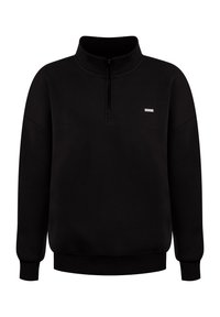 Černý pulovr s kvartovým zipem, ribbovanými manžetami a spodním lemem, s malou bílou nášivkou na levé části hrudi.