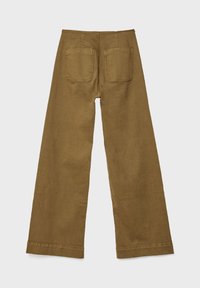 Braune weit geschnittene Hose aus einem strukturierten Stoff, mit zwei Gesäßtaschen und sichtbaren Nähten. Der Saum ist gerade und sauber geschnitten.