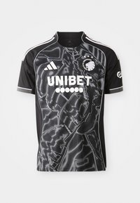 Svart fotballdrakt laget av polyester med grafisk mønster, med hvite detaljer, rund hals og sponsorlogoer.