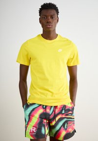 Nike Sportswear - CLUB TEE - Camiseta básica - yellow Imagen en miniatura 1