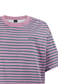 Tričko s krátkym rukávom s vodorovnými ružovými a zelenými pruhmi a malým nápisom "protest" na ľavej strane hrudníka, s okrúhlym výstrihom.