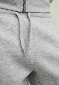 Jack & Jones Junior JPSTLOGO - Träningsbyxor - light grey melange