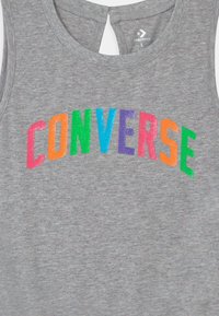 Szary bezrękawnik z kolorowym, błyszczącym napisem "CONVERSE" na klatce piersiowej w różowych, pomarańczowych, zielonych, niebieskich, fioletowych i czerwonych literach.
