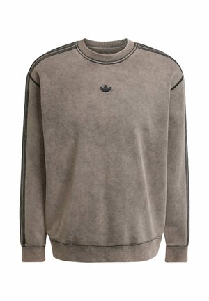 Grauer Sweatshirt mit Rundhalsausschnitt, gerippten Bündchen und Saum. Verfügt über drei dunkle Streifen auf den Schultern und ein kleines gesticktes Logo auf der Brust.