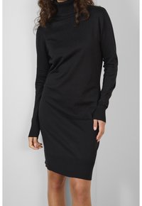 Schwarzes Strickkleid mit hohem Kragen, langen Ärmeln, gerippten Manschetten und gerader Silhouette, das einen glatten, strukturierten Stoff präsentiert.