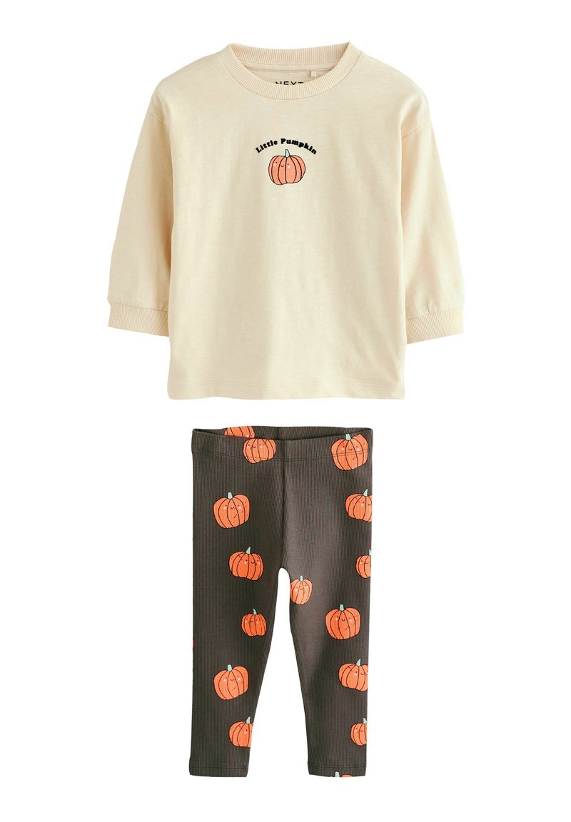 Beige pitkähihainen paita, jossa on "Little Pumpkin" -grafiikka, yhdistetty tummiin legginsseihin, joissa on oransseja kurpitsakuvioita. Puuvillasekoitemateriaali.