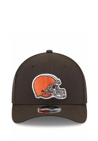 Braune Baseballmütze mit einem aufgestickten Logo des Cleveland Browns Helms auf der Vorderseite. Die Mütze hat einen gebogenen Schirm und gestickte Details.