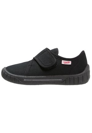 Chaussure basse noire avec bride velcro, semelle souple texturée et petite étiquette rose "superfit" sur le côté, conçue pour un port facile.
