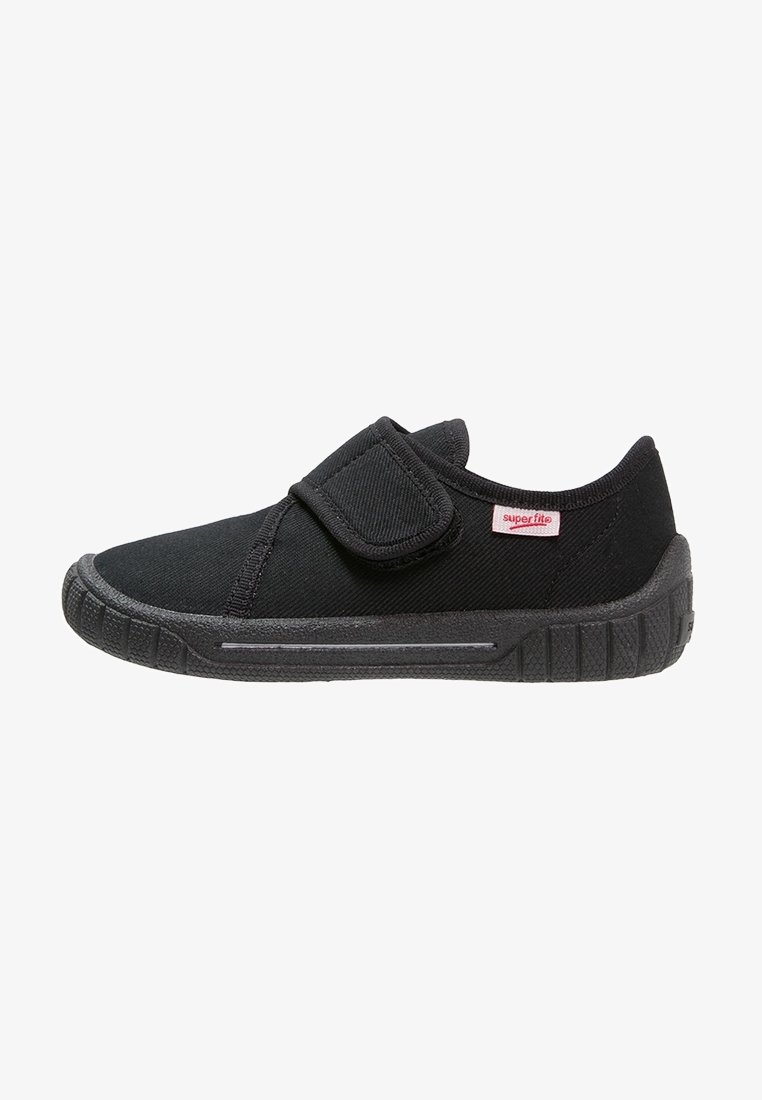 Chaussure basse noire avec bride velcro, semelle souple texturée et petite étiquette rose "superfit" sur le côté, conçue pour un port facile.