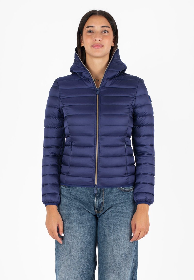 Marineblauwe pufferjack met horizontaal gestikte secties, hoge kraag en een ritssluiting aan de voorkant. Heeft elastische manchetten en een slim fit ontwerp.