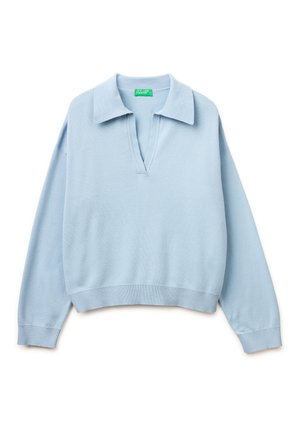 Lichtblauwe trui met lange mouwen, brede kraag en diepe V-hals, geribbelde boorden en zoom, plat gelegd op een witte achtergrond.