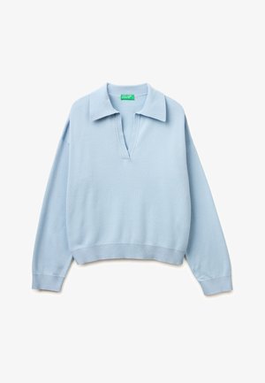 Jasnoniebieski sweter z długim rękawem, szerokim kołnierzem i głębokim dekoltem w serek, prążkowane mankiety i dół, rozłożony na płasko na białym tle.