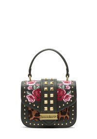 Borsa in pelle nera con ricamo floreale, borchie dorate e una base con stampa leopardata. Dispone di un manico superiore e una chiusura a scatto.