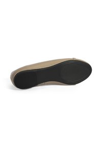 Flachsohlenschuh mit einem synthetischen Obermaterial in Tan und glatter Textur. Schwarze Gummisohle mit Rillen für besseren Halt. Rundliche Zehenform.