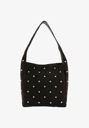 Sac à main en daim noir avec une texture douce, ornée d'un motif d'accents circulaires en argent répartis uniformément sur le devant.