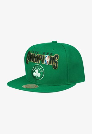 Vihreä snapback-lippis, jossa on brodeerattu "2008 NBA CHAMPIONS" -teksti ja Celtics-logot. Tasainen lippa, kangastekstuuri ja säädettävä takaosa.