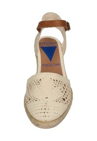 Sandal de croché beige con un diseño tejido, correa marrón en el tobillo y suela de yute estilo espadrille. Nombre de la marca "Verbenas" en la plantilla.