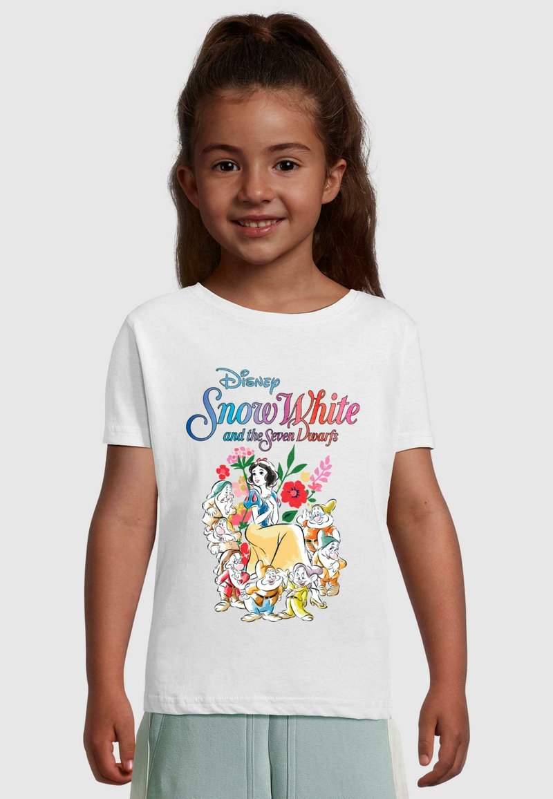Hvid bomulds t-shirt med et farverigt print af Snehvide omgivet af syv dværge og blomsterdetaljer. Rund hals, korte ærmer.