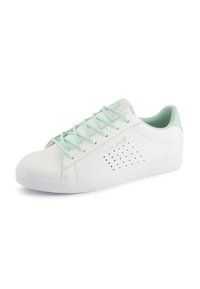 Scarpa da ginnastica bianca in pelle con dettagli verde menta, punta arrotondata e decorazioni perforate sul lato. Lacci piatti verde menta e suola in gomma bianca.