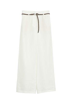 Białe spodnie o szerokich nogawkach z cienkim brązowym plecionym paskiem związanym z przodu, prezentowane na jednolitym białym tle.