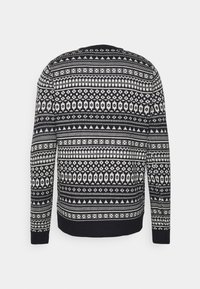 Pull en tricot avec un fond bleu marine, orné de motifs géométriques blancs et d'accents floraux, à manches longues et col rond.