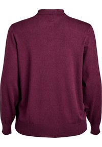 Jersey burdeos hecho de una tela suave, con cuello tipo polo, mangas largas y puños y dobladillo acanalados. Textura suave, sin patrones.
