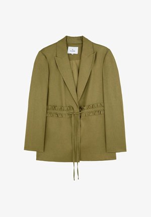 Sacou dintr-un amestec de in de culoare verde măsliniu, cu talie strânsă și volane, și deschidere în față. Are mâneci lungi și guler cu colțuri.