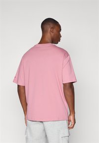 New Era MLB NEW YORK YANKEES LEAGUE ESSENTIALS TEE - Sporto klubų atributika - pink