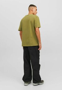 Jack & Jones CLASSIC TEE CREW NECK - Camiseta básica - olive branch