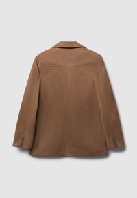 Giacca marrone con una texture liscia, colletto a revers e bottoni decorativi sulle maniche, con un design sartoriale e taglio dritto.