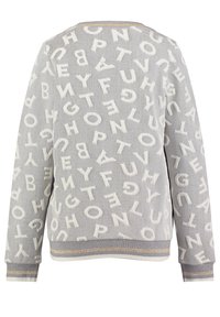 Maglione grigio a maniche lunghe con motivo di lettere maiuscole bianche sparse e polsini e orlo a costine con strisce dorate e bianche.