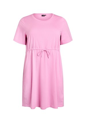 Růžové šaty z bavlny, které jsou měkké na dotek, mají kulatý výstřih, krátké rukávy a stahovací pas pro pohodlný střih.
