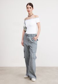Calvin Klein Jeans LOGO ELASTIC BARDOT TOP - Trükipildiga T-särk - bright white