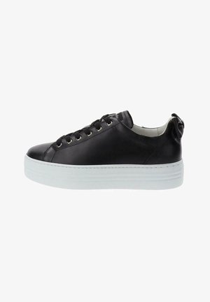 La sneaker en cuir noir présente un bout arrondi, six œillets, une semelle plate blanche et un petit onglet à l'arrière pour un enfilage facile.