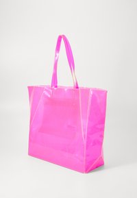 Transparente rosa Tragetasche mit glänzender Oberfläche, ausgestattet mit zwei Griffen und Neon-Nähten. Rechteckige Form mit offenem Oberteil und verstärkten Ecken.