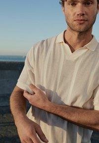 Next CUBAN COLLAR TEXTURED SHORT SLEEVE - REGULAR FIT - Piké - ecru
