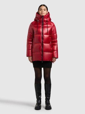 Punane puffer-jakk kõrge kraega ja reguleeritavate paeladega, millel on tikitud tekstuur, ees tõmblukk ja küljetaskud.