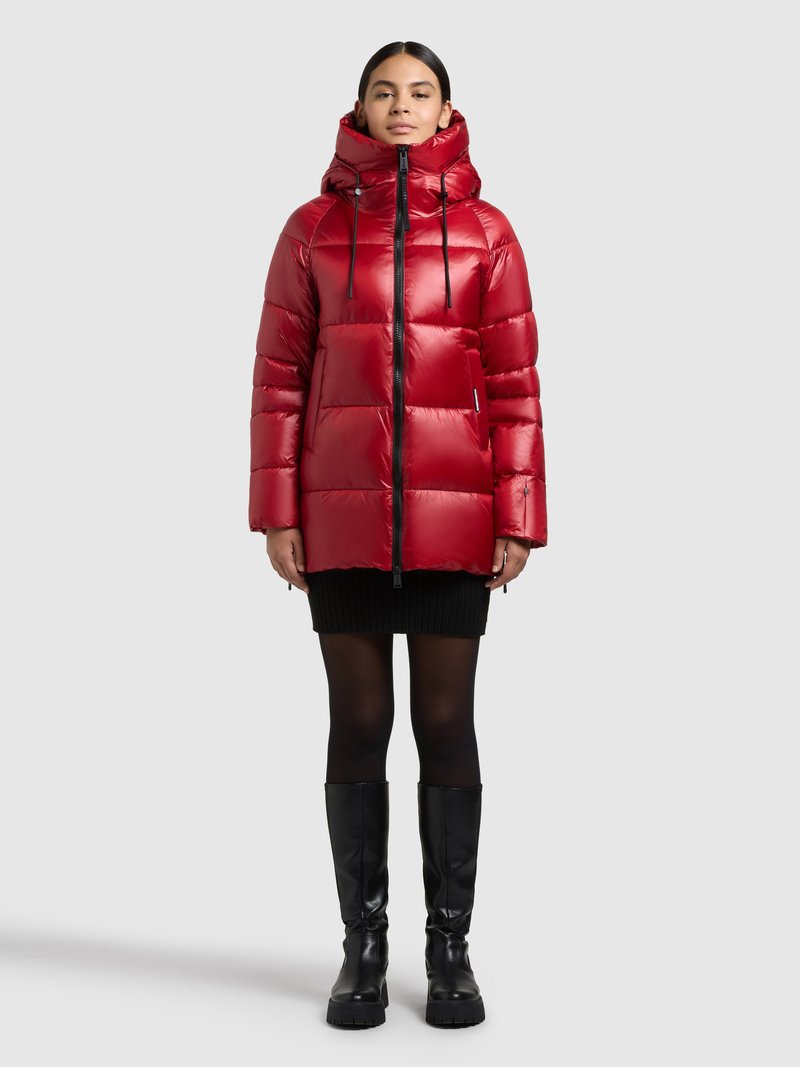 Czerwona puchowa kurtka z wysokim kołnierzem i regulowanymi sznurkami, z pikowaną strukturą, przednim zamkiem błyskawicznym i kieszeniami bocznymi.