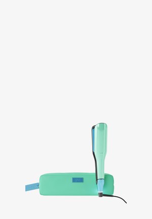 Lisseur à cheveux turquoise et noir posé verticalement sur une pochette résistante à la chaleur turquoise assortie, sur fond blanc.