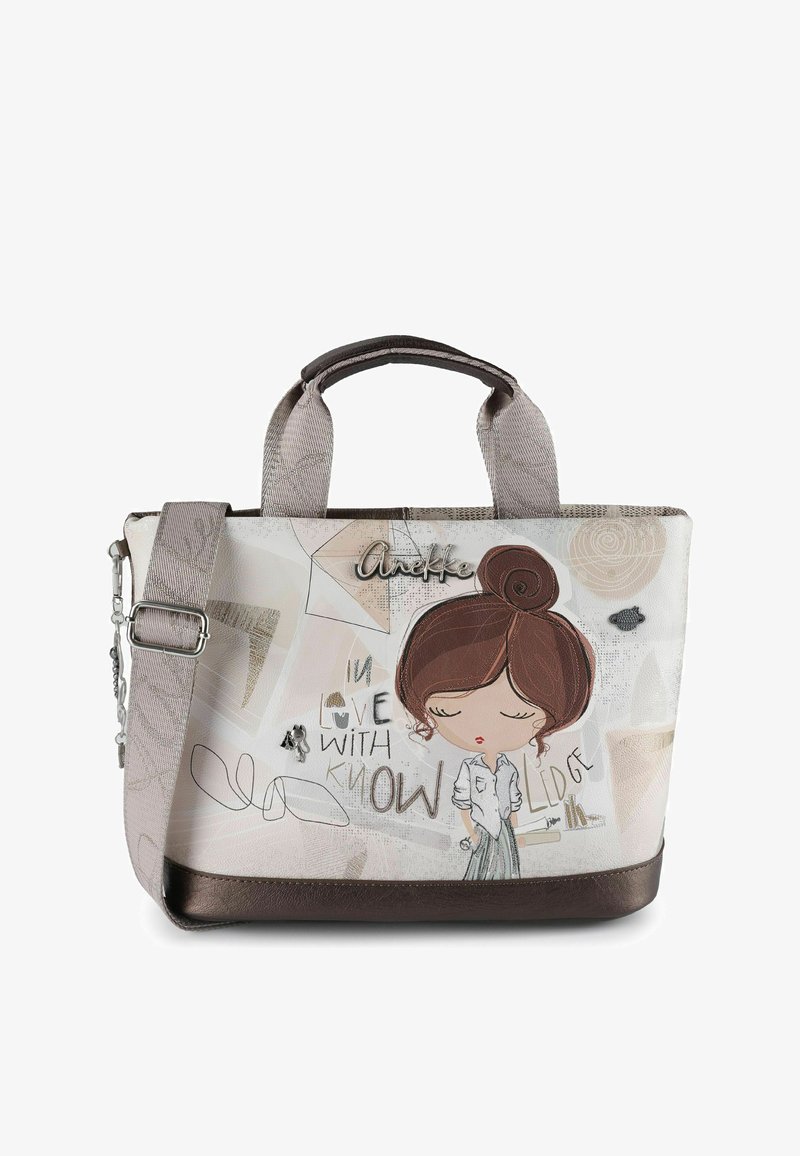 Bolso con tonos beige y marrón que presenta una niña de dibujos animados con los ojos cerrados y el texto "Enamorada del conocimiento." Correa ajustable incorporada.